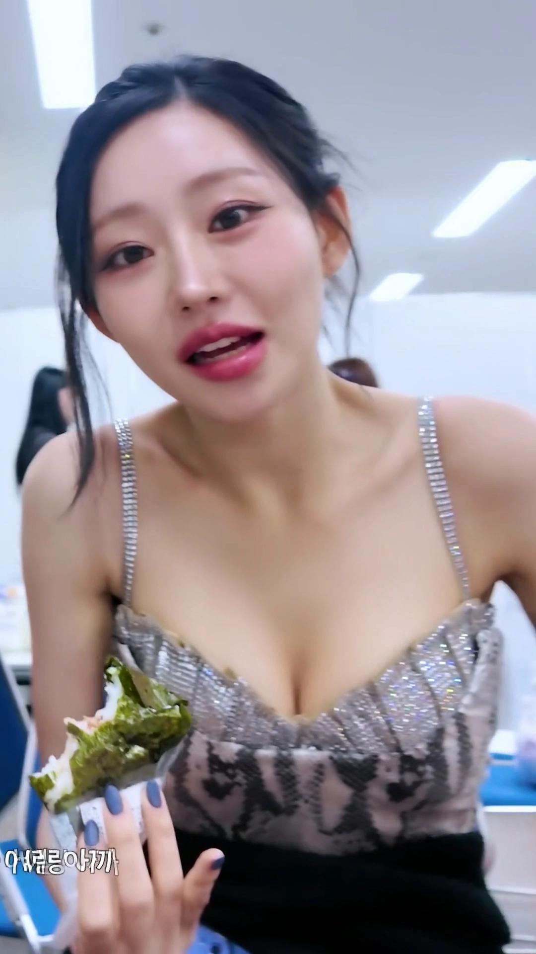 키오프 쥴리 대기실에서 반짝이 란제리룩 숙여주는 가슴골