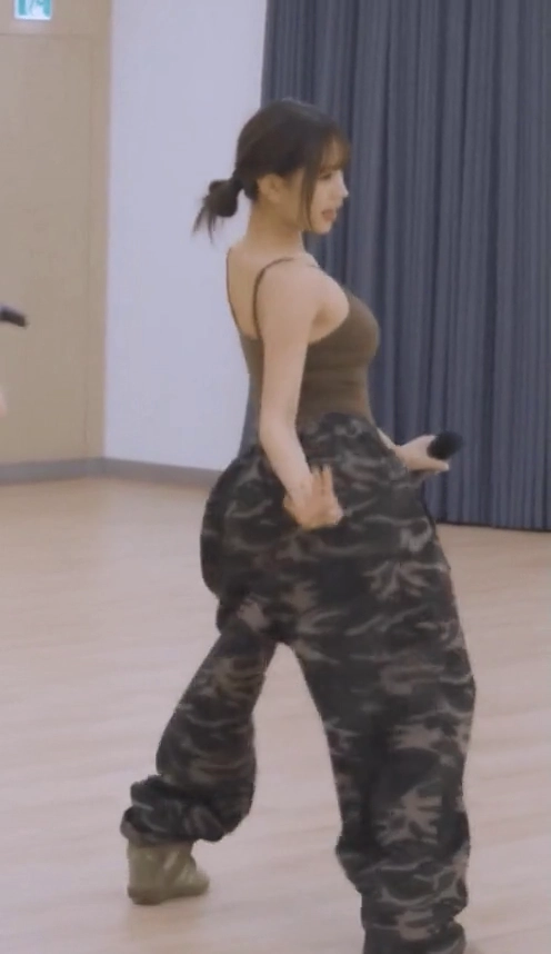키오프 나띠 슴무빙 연습실 베이지 끈나시 찰랑이는 가슴골