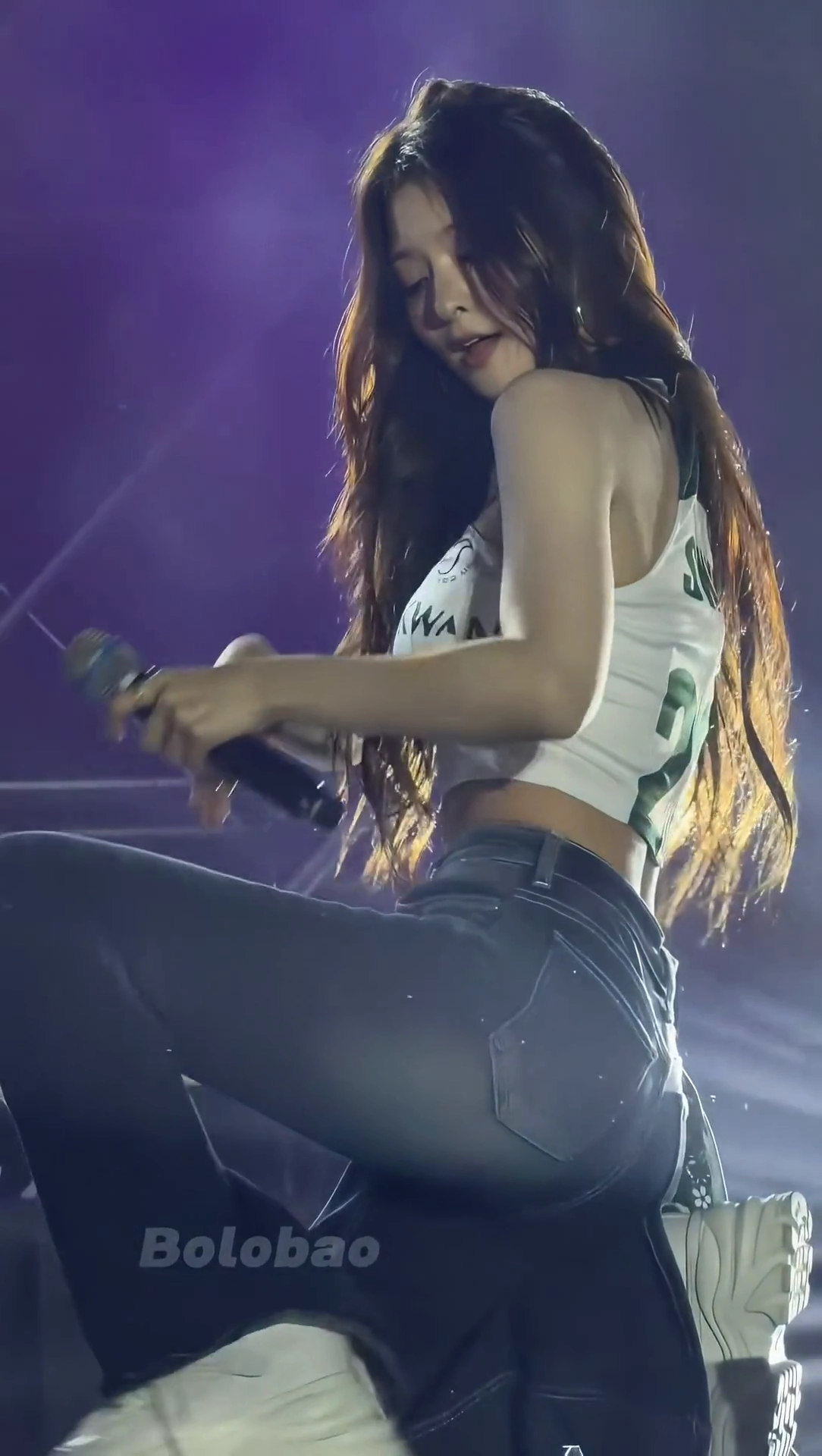 프나 이나경 홀터넥탑 겨드랑이 복부 노출 예쁜 청바지핏