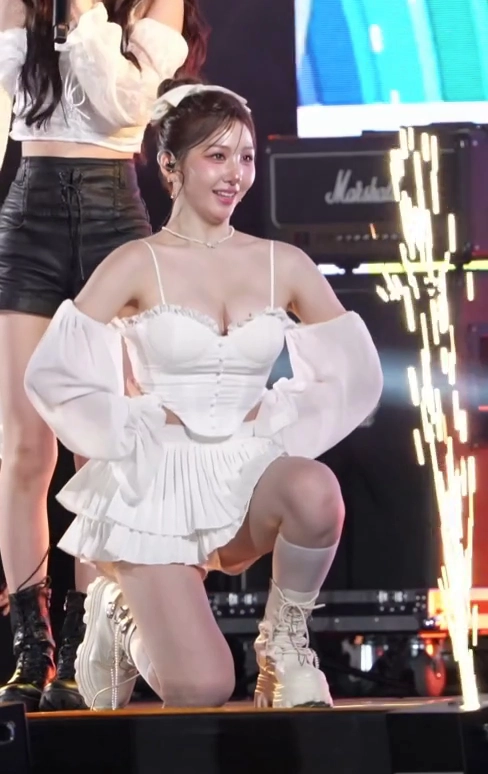 에스투잇 승비 란제리룩 무릎 앉은채 아찔한 가슴골 노출