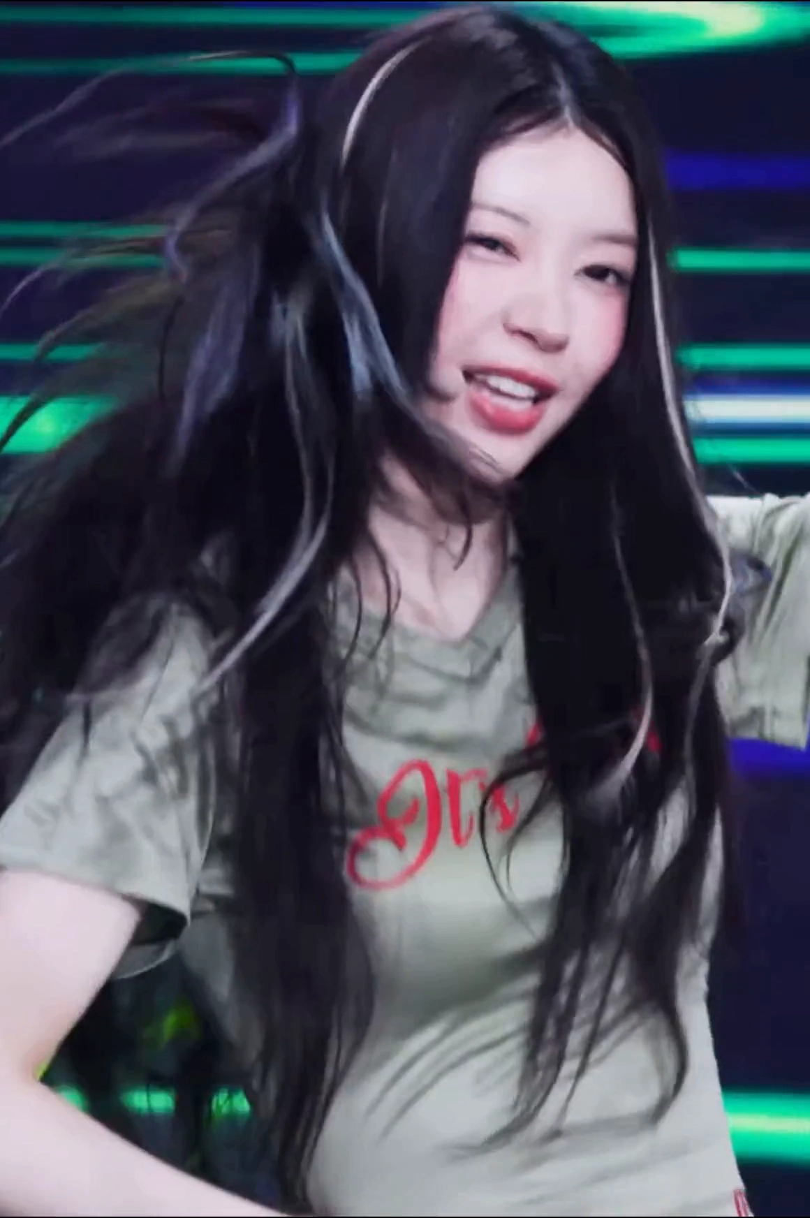 아일릿 모카 미드 올리브색 실크 카라티 묵직한 가슴라인