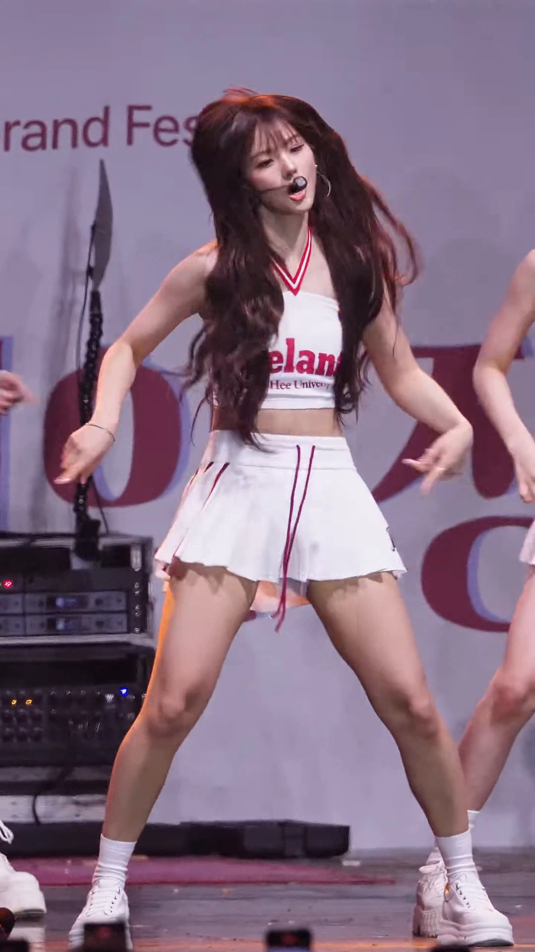 엔믹스 설윤 홀터넥 응원단룩 페로몬 배꼽 꿀벅지
