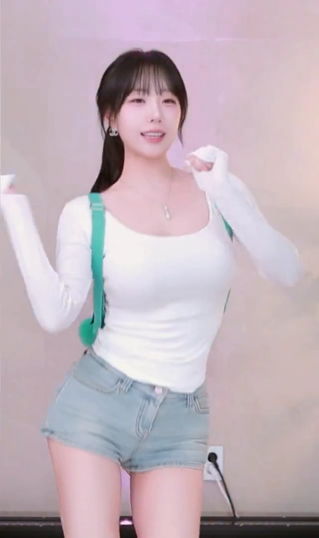 여캠 미오탱 흰티 청핫팬츠 트월킹중 매끈한 엉밑살 노출