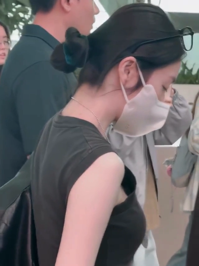 아이린 민소매 틈새로 브라끈 겨드랑이 옆슴 노출