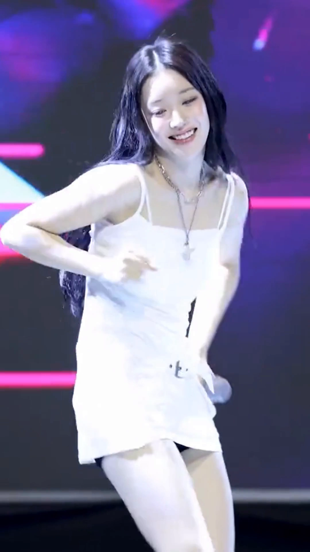 스테이씨 수민 하의실종 의상 검정 속바지 매끈한 허벅지