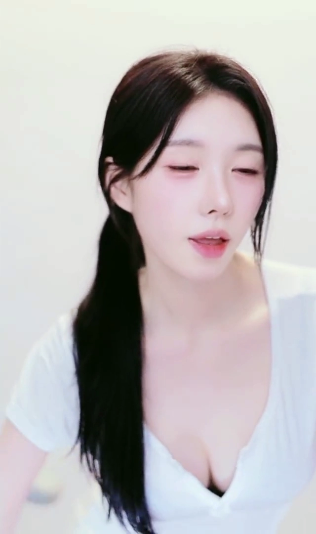 BJ 유연 브라 비치는 흰 V넥 입고 캐치캐치중 가슴골