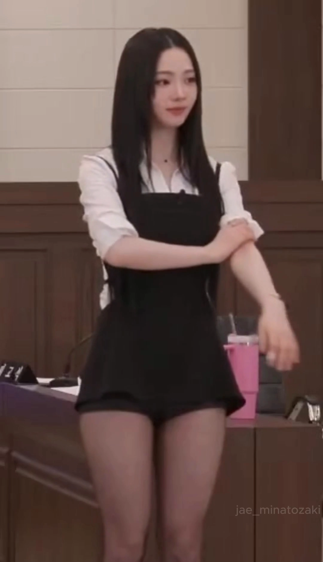 카리나 하의실종 의상 핫팬츠 Y존 검스 야벅지 뽐내기