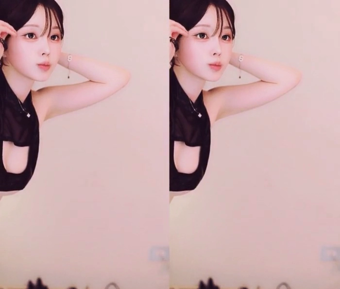 여캠 모르님 미드에 구멍난 검정 홀터넥탑 언더붑 노출
