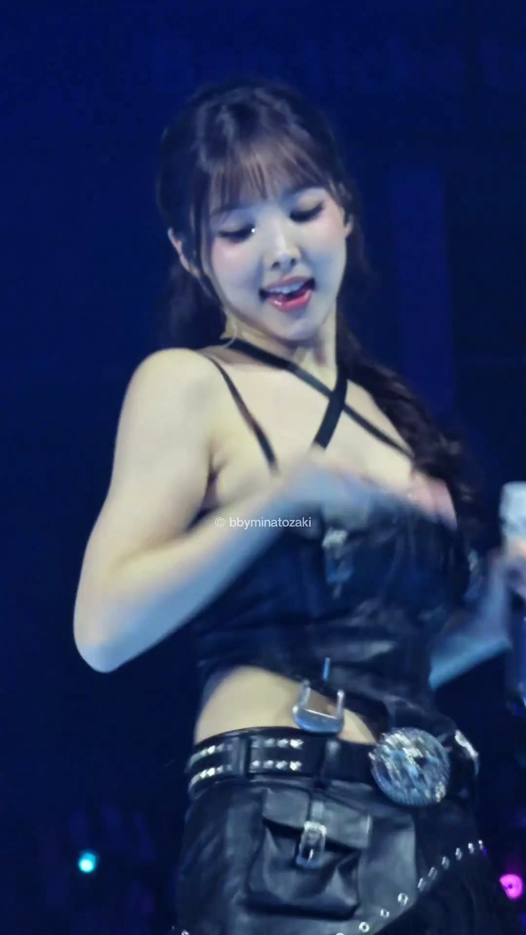 트와이스 나연 홀터넥 모노키니 란제리 야한 가슴골 페로몬