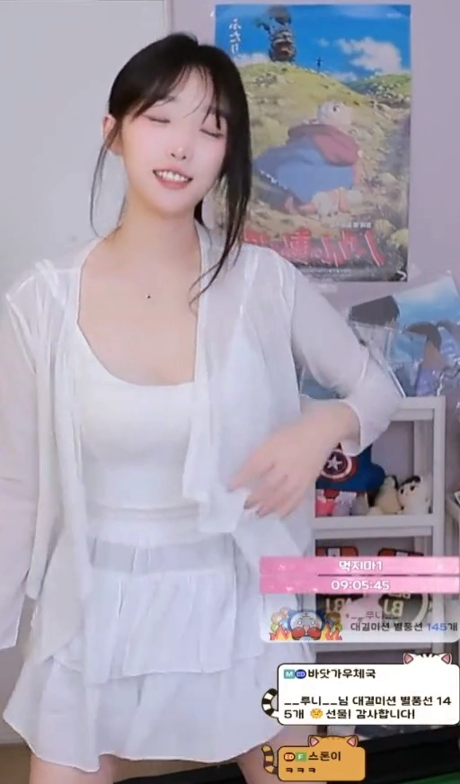 여캠 선정은 화이트 프릴의상 가슴골 내려서 보여주기