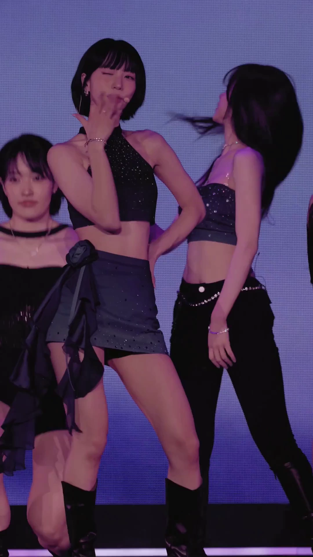 오마이걸 배유빈 홀터넥탑 복근노출 뒷지퍼 초미니 꿀벅지