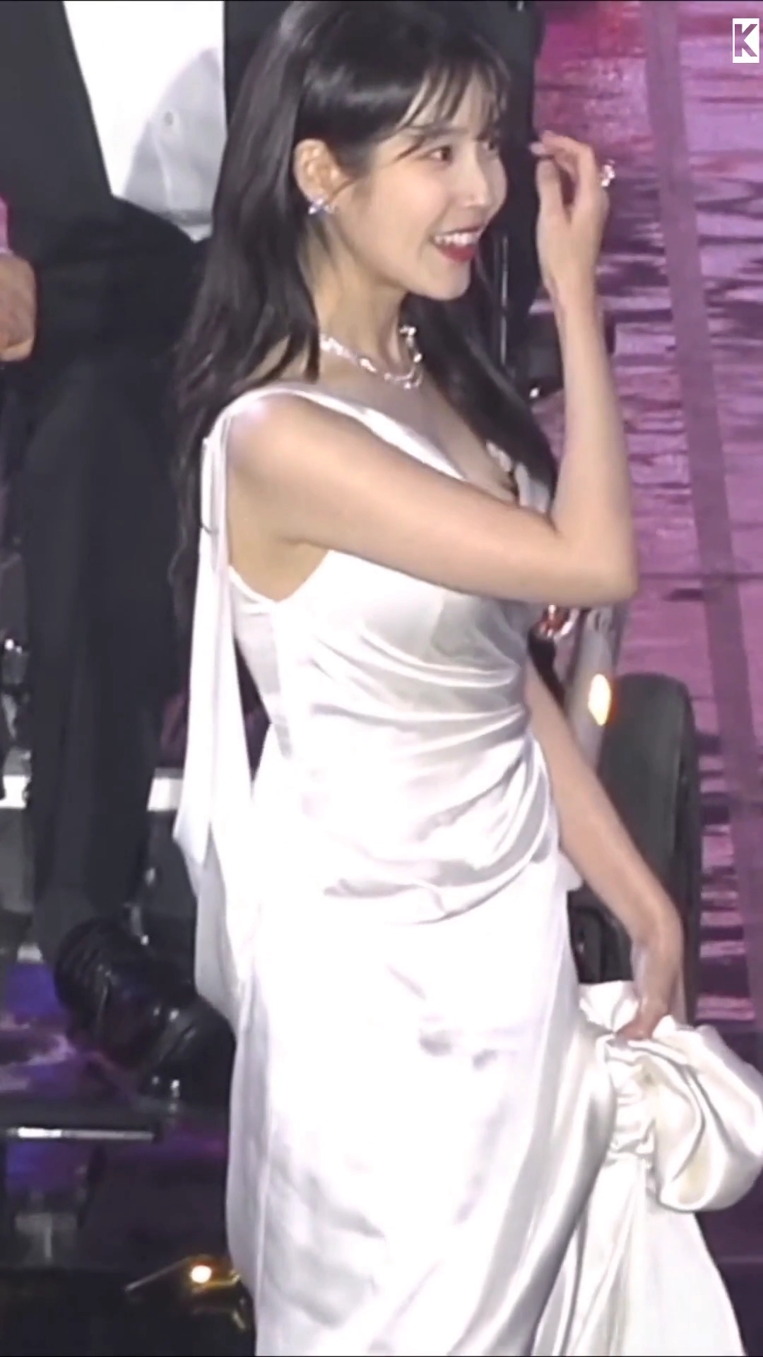 아이유 은근한 글래머 직캠 속 몽글한 가슴골 노출