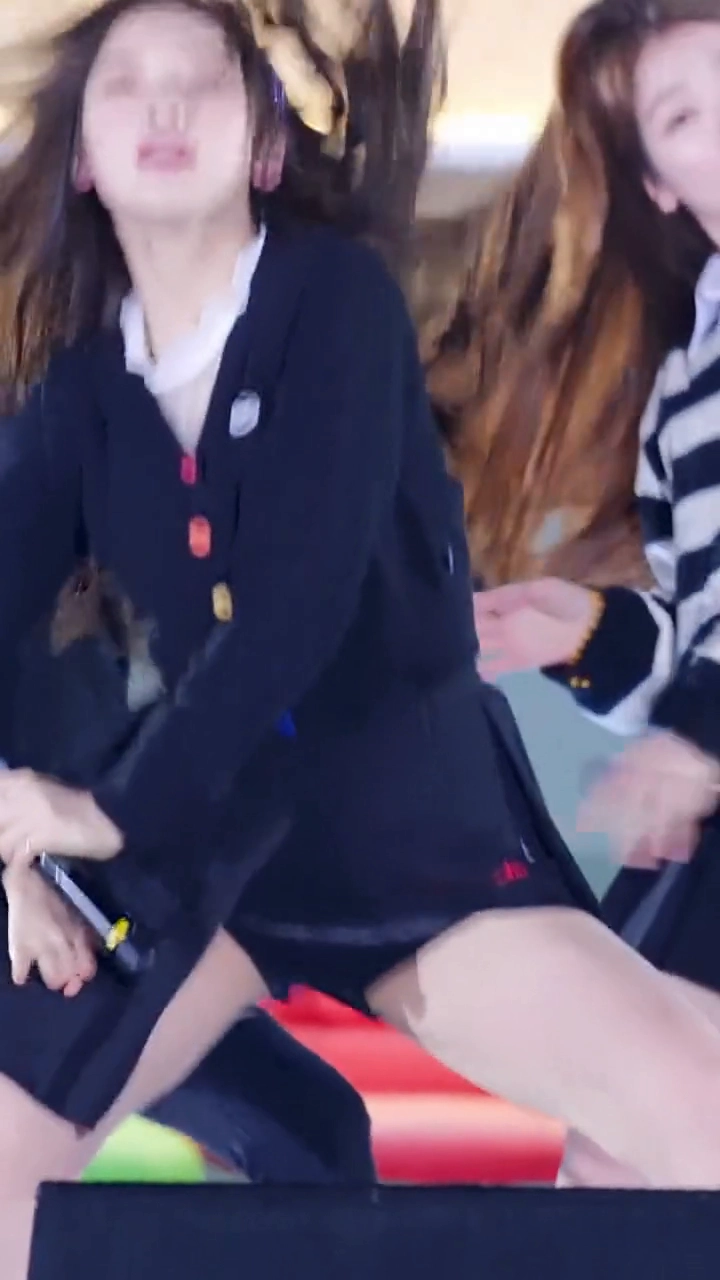오마이걸 아린 남색 테니스치마 속 쫀쫀한 Y존 꿀벅지