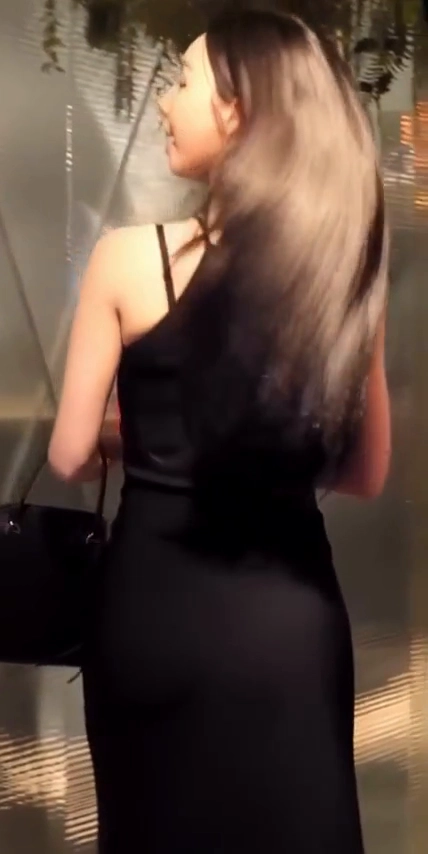 카리나 미시룩 입고 엉덩이 실룩이며 걸어가는중
