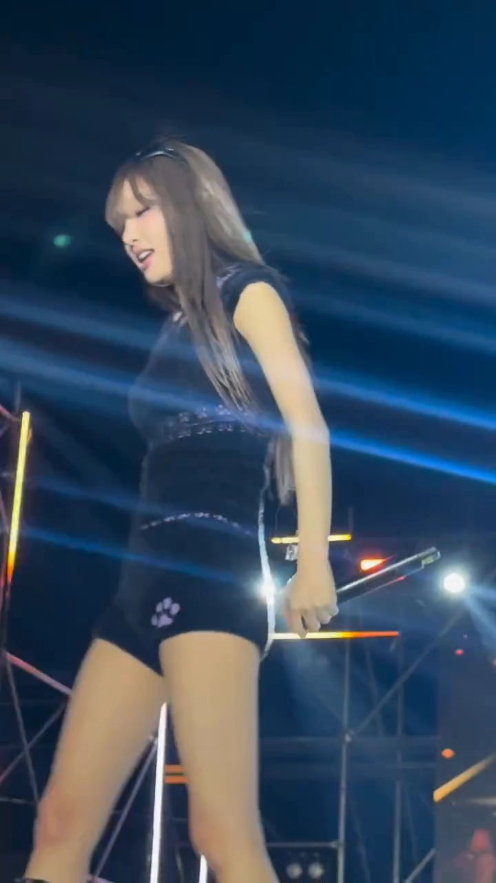 최예나 무대 끝에 앉아서 다리 꼬며 엉벅지 노출
