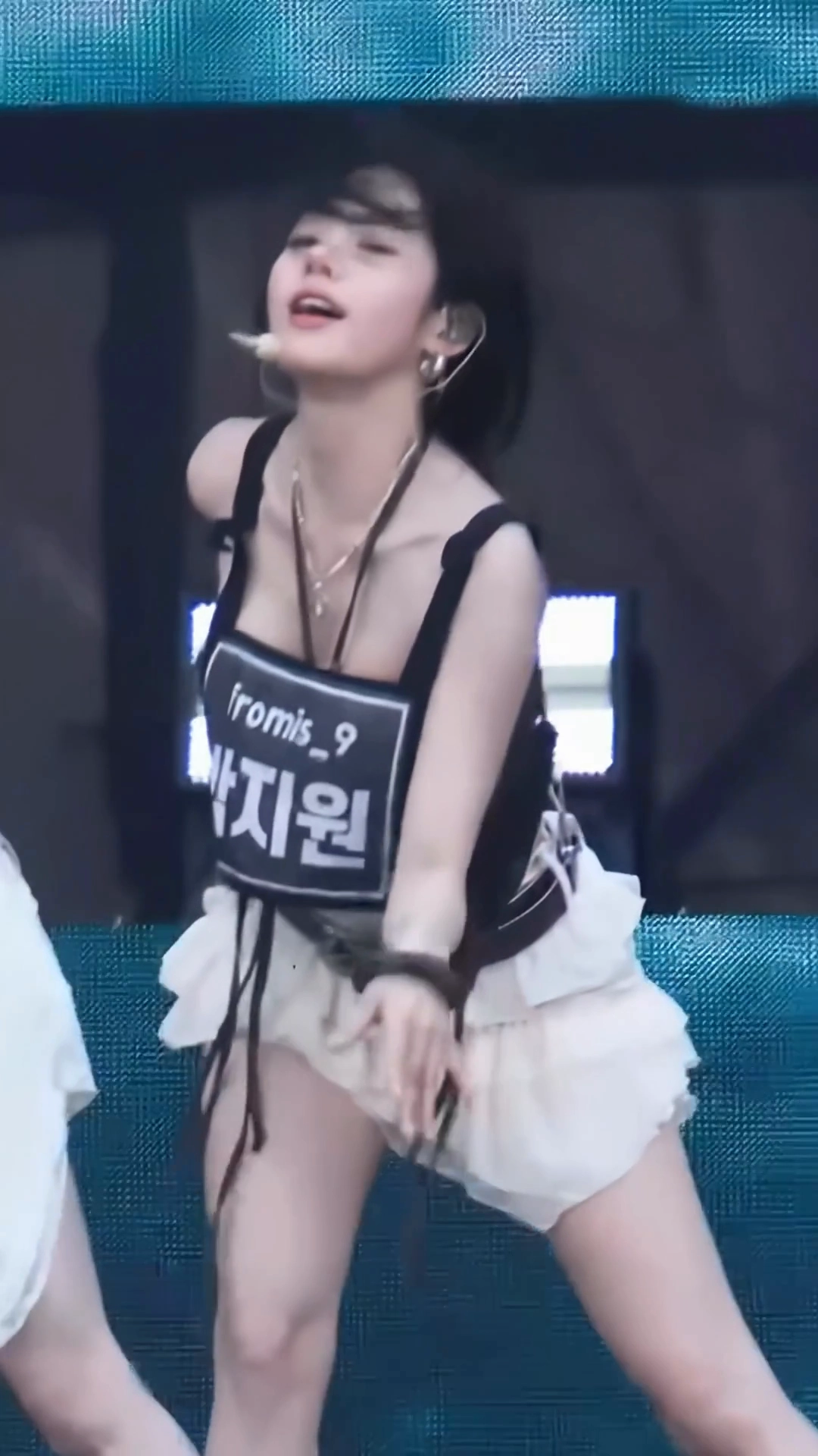 프나 박지원 흰 튜브탑 숙이며 요망한 가슴골 노출