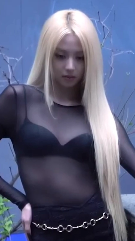 르세라핌 허윤진 검정 브라 다 비치는 시스루티