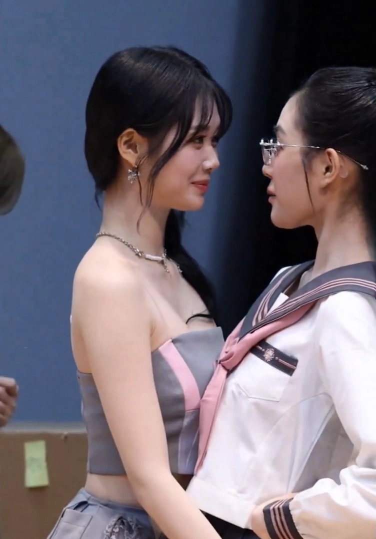 트리플에스 공유빈 튜브탑 입고 멤버에게 가슴 비비기