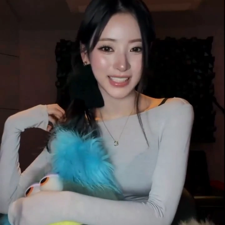 미야오 안나 검정 브라 다 비치는 시스루 오프숄더티