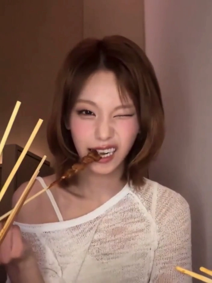 있지 예지 꼬치 먹방 시스루 의상 단발 여자력