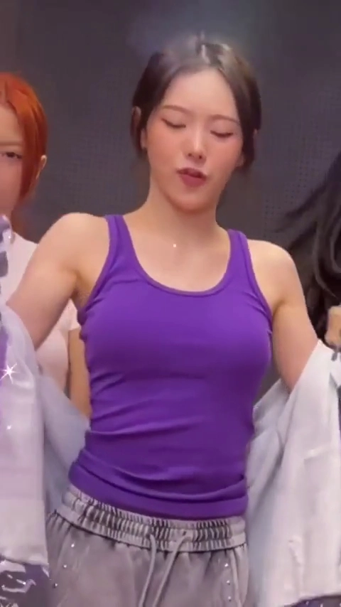 키키 수이 보라색 민소매 봉긋한 가슴라인 페로몬