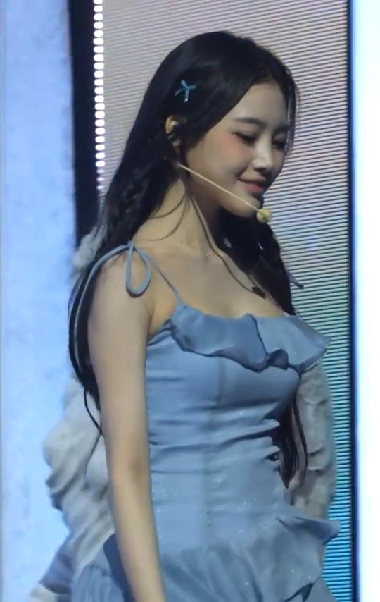 트리플에스 지연 프릴의상 몽글한 가슴골 겨드랑이 페로몬
