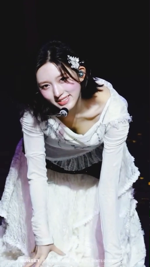 아이브 가을 바닥 안무하는중 늘어진 흰티 가슴골 노출