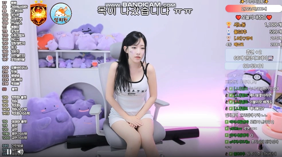 여캠 무아 팬티 보일까봐 괴상한 자세로 각선미 자랑