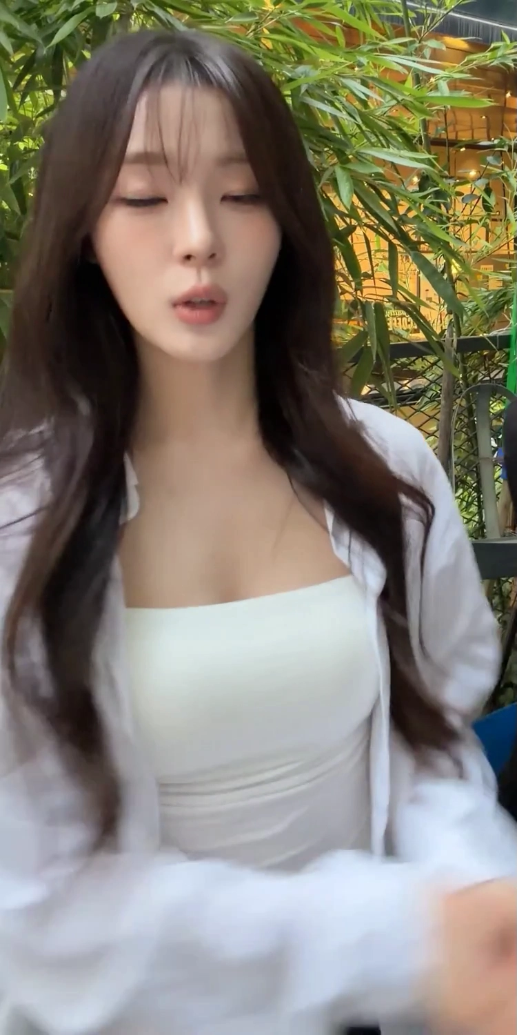 이프아이 카시아 셔츠 속 끈나시 은근하게 봉긋한 가슴