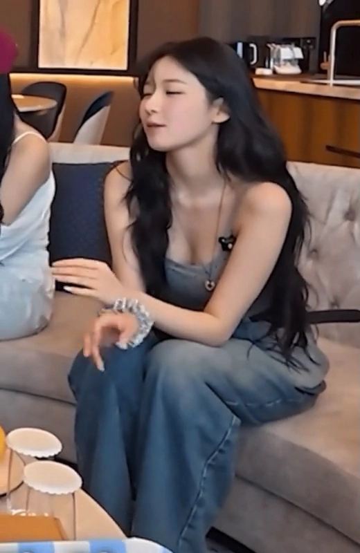 프나 백지헌 회색 땡땡이 끈나시 몽실한 가슴골 대박