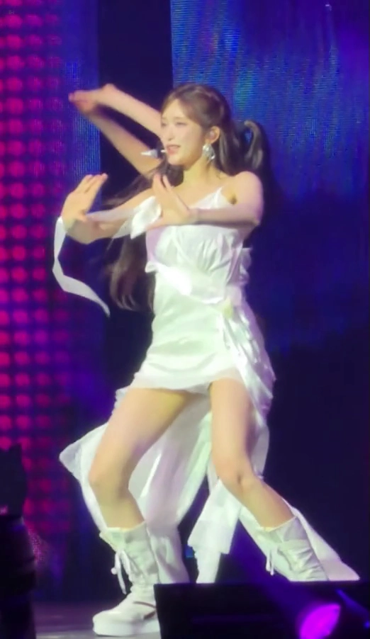 아이브 이서 솔로무대중 화이트 레이스 슬립 야한 몸선