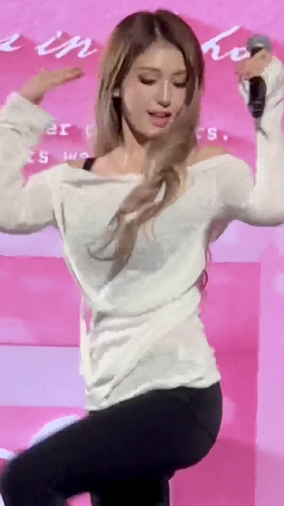 전소미 흰티 흘러내린 검정브라 가슴골 노출