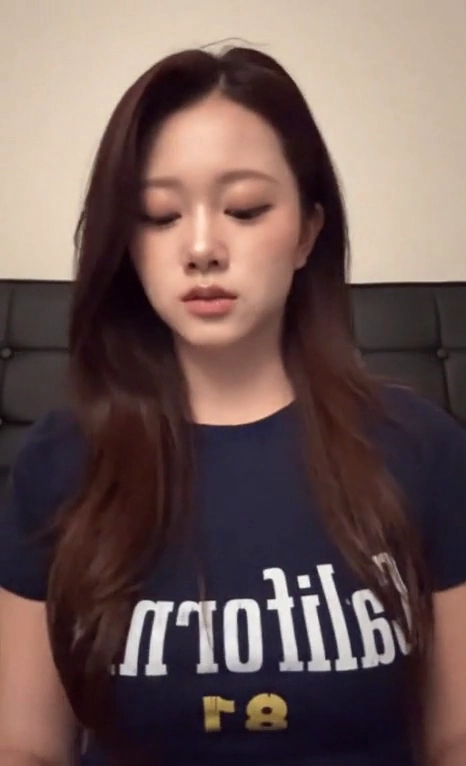 클라씨 원지민 축구 유니폼 터질듯한 가슴 볼륨감