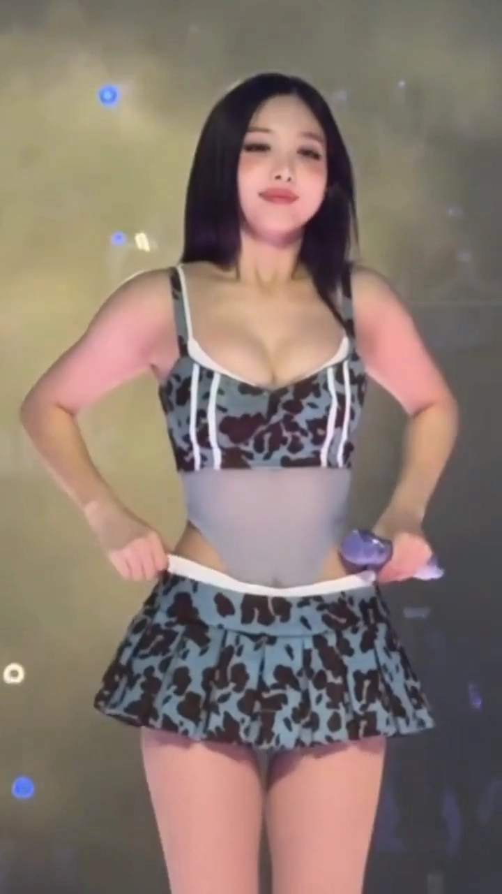 트와이스 나연 하늘색 젖소무늬 란제리룩 몽글몽글한 가슴골