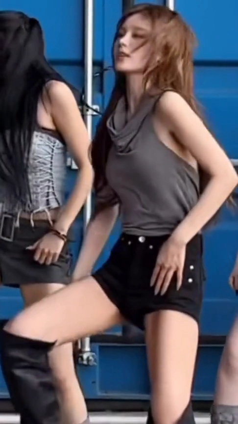 있지 예지 민소매 봉긋한 가슴 겨드랑이 내전근