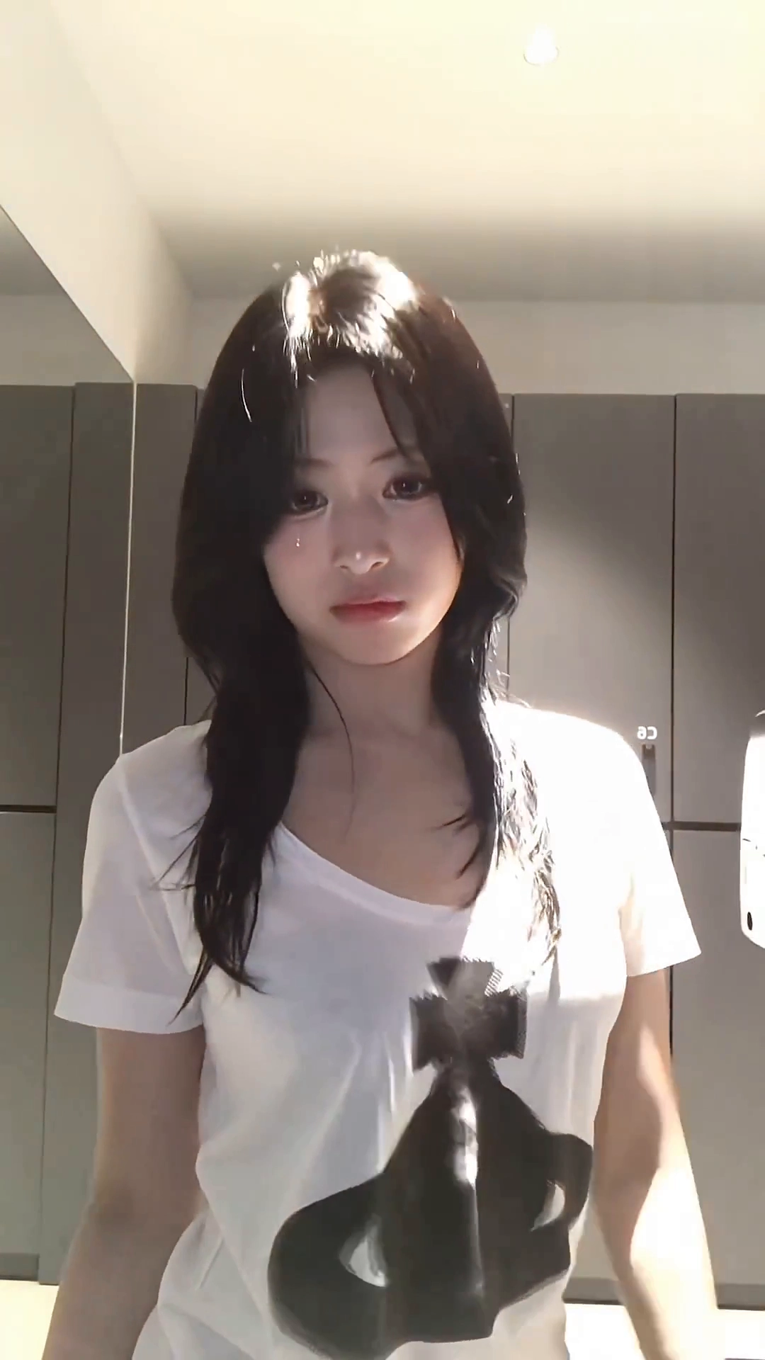베몬 아현 문 여는척 숙이며 가슴골 살짝