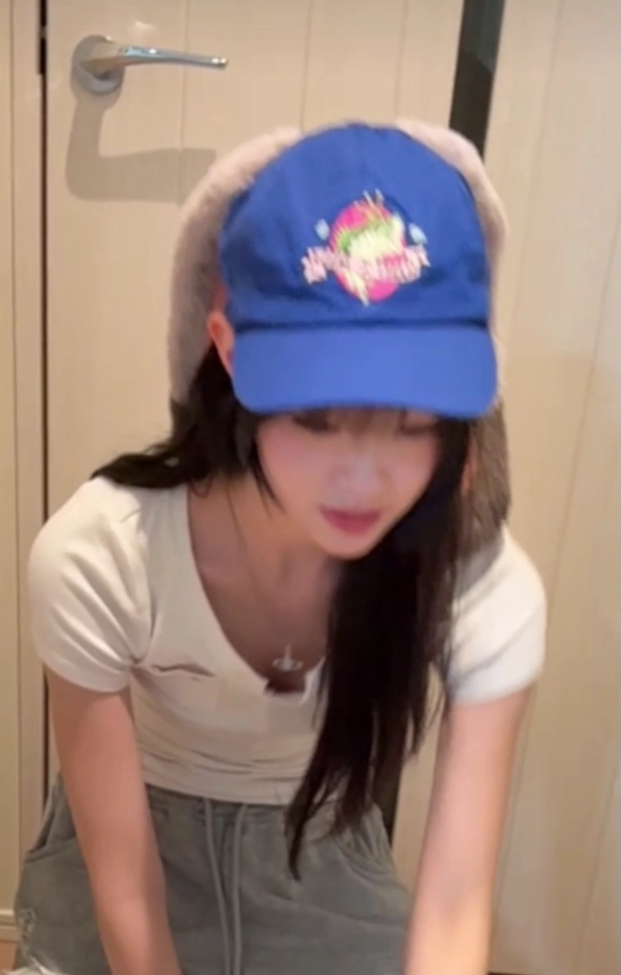 트리플에스 린 숙이다가 V넥 흰티 가슴골 노출